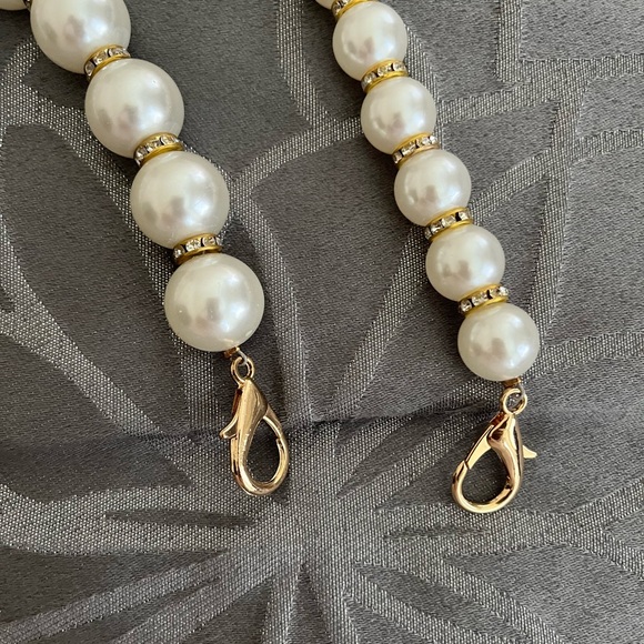 2) Pearl and Rhinestone strap for bag. Brand NEW in bag! NEVER USED‼️ Total of 2 - Picture 3 of 11